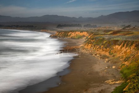 Foto de Olas se estrellan a lo largo de la costa cerca de San Simeón, California. - Imagen libre de derechos