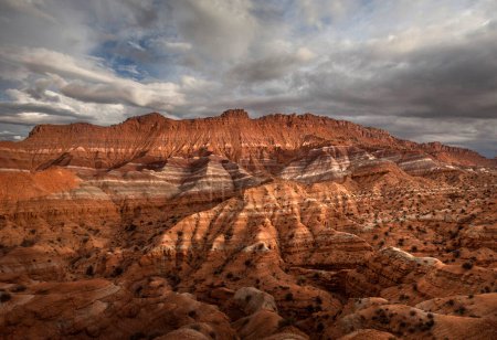 Camas de arcilla de colores de la Formación Chinle se revelan debido a la erosión en la Gran Escalera Monumento Nacional Escalante, Utah
