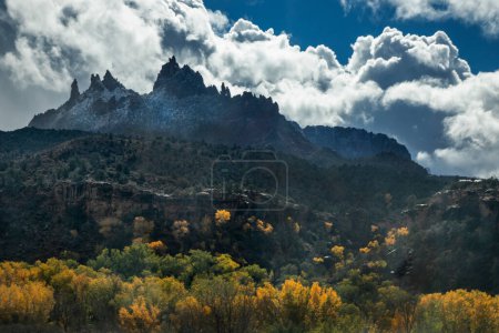 Foto de Colores de otoño y nieve fresca han llegado a Eagle Crags junto al Parque Nacional Zion, Utah - Imagen libre de derechos