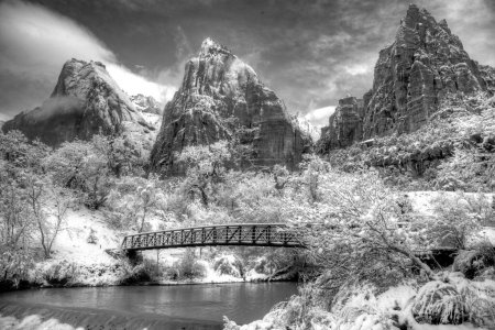 Nieve fresca ha caído en la Corte de los Patriarcas en Zion Canyon en el Parque Nacional Zion, Utah