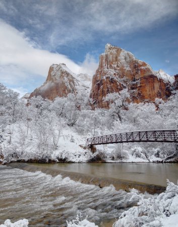 Foto de Nieve fresca ha caído en el Cañón Zion en el Parque Nacional Zion, Utah - Imagen libre de derechos