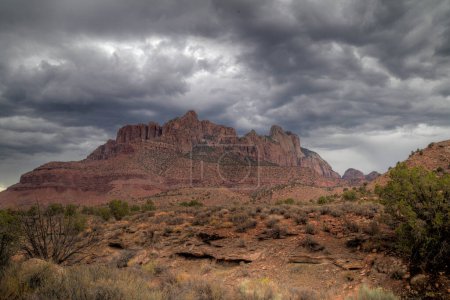 Nubes de lluvia aparecen en el Parque Nacional Zion durante la temporada de monzones