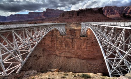 Los viejos y nuevos puentes Navajo atraviesan el río Colorado en Lees Ferry Arizona