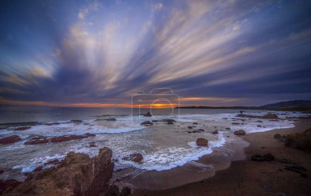 Foto de El sol se pone a lo largo de la costa del Pacífico de California - Imagen libre de derechos