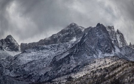 La neige fraîche couvre les hauts sommets de la Sierra Nevada Mountain Range, Californie
