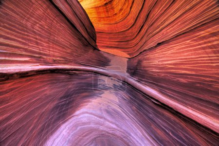 Líneas paralelas en el slickrock conforman el paisaje en The Wave en Coyote Buttes North en el Monumento Nacional Vermillion Cliffs en Arizona