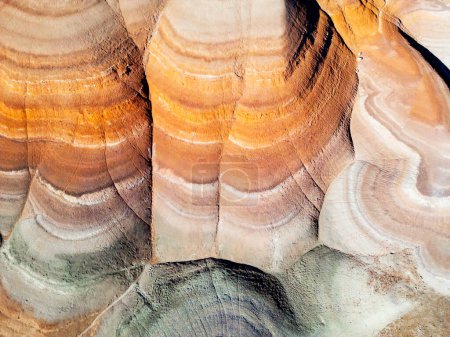 Foto de Las colinas de Bentonite cerca de Hanksville, Utah, proporcionan patrones geológicos coloridos e inusuales en el paisaje. - Imagen libre de derechos