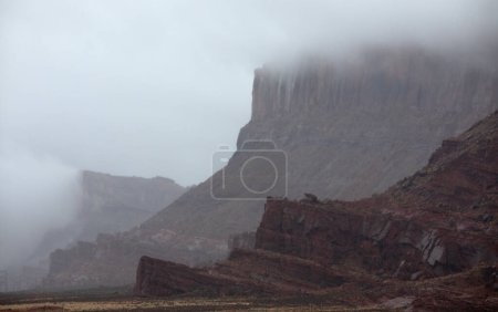 Ein vorüberziehender Regensturm bringt ein paar Wolken, Nebel und dramatische Blicke in die Landschaft von The Island In The Sky District im Canyonlands National Park, Utah