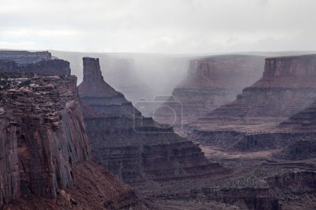 Ein Regensturm bahnt sich seinen Weg durch den Canyonlands National Park, Utah, vom Shafer Trail Viewpoint aus gesehen.