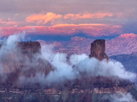 Une tempête de pluie passagère apporte quelques nuages, brouillard et des regards dramatiques sur le paysage de l'île dans le quartier du ciel au parc national de Canyonlands, Utah