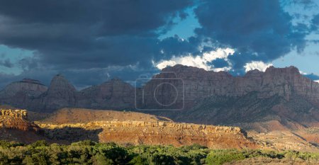 Nubes oscuras de un monzón estacional han aparecido en el Parque Nacional Zion, Utah