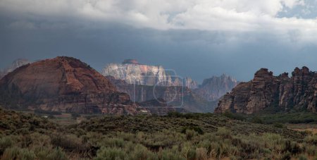 Monsunwolken ziehen durch den Zion National Park und den Westtempel im Cave Valley, Utah