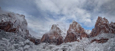 Nieve fresca ha caído en la Corte de los Patriarcas en Zion Canyon en el Parque Nacional Zion, Utah