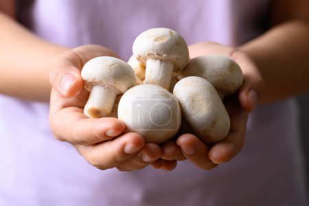 Téléchargez les photos : Champignon blanc frais tenant à la main - en image libre de droit