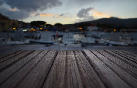 Téléchargez les photos : Jetée en bois sur la mer dans la soirée. - en image libre de droit