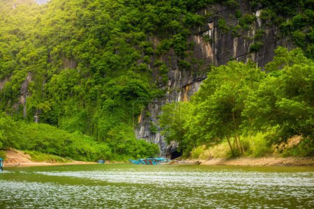 Foto de Phong Nha, Ke Bang cave, an amazing, wonderful cavern at Bo Trach, Vietnam, is world heritage of Viet Nam, traveller visit by boat on water. Travel and landscape concept. - Imagen libre de derechos