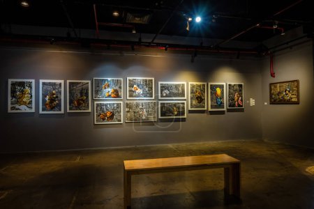 Foto de Bangkok, Thailand - Aug 17 2022: People visit the photo exhibition in Bangkok Art and Culture Center (BACC) - Imagen libre de derechos