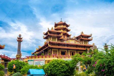 Foto de Da Nang City, Vietnam - 11 August, 2022 : view of Quan The Am pagoda, Ngu Hanh Son, Da Nang, Vietnam. Travel concept - Imagen libre de derechos