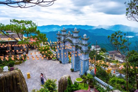 Téléchargez les photos : Da Nang City, Vietnam - 12 August, 2022 : view of Ling Ung pagoda, Ba Na hill, Da Nang, Vietnam. Travel concept - en image libre de droit