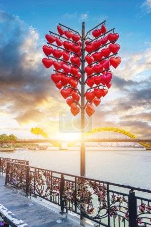 Téléchargez les photos : Da Nang city, Vietnam - 18 May 2022: Love bridge near Dragon River Bridge in Da Nang, Vietnam. A lot of old locks were locked here. - en image libre de droit