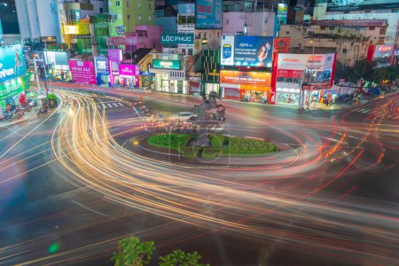 Téléchargez les photos : Ho Chi Minh City, Vietnam - 01 August, 2022 : Phu Dong Six-Way Intersection in motion. This is a famous intersection in Central of Ho Chi Minh City. Colorful night. Travel concept - en image libre de droit