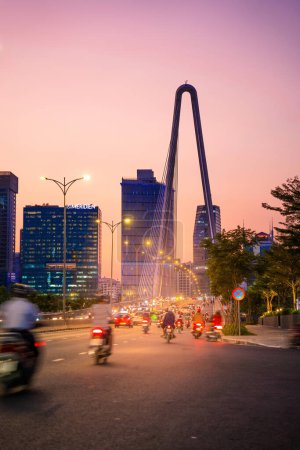 Téléchargez les photos : Ho Chi Minh Ville, Viet Nam - 22 Mar 2023 : Beau coucher de soleil au pont Ba Son ou Thu Thiem 2 à Ho Chi Minh Ville, l'une des villes les plus développées du Vietnam. Concept de voyage et paysage urbain. - en image libre de droit