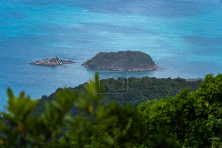 Téléchargez les photos : Vue sur Ben Dam Port à Con Dao île, Vietnam avec belle mer bleue bleue, ciel montagne et bateaux colorés. Concept de voyage et paysage. - en image libre de droit