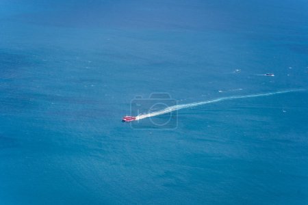Téléchargez les photos : Vue sur Ben Dam Port à Con Dao île, Vietnam avec belle mer bleue bleue, ciel montagne et bateaux colorés. Concept de voyage et paysage. - en image libre de droit