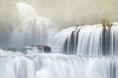 Téléchargez les photos : Vue de la cascade Detian ou Ban Gioc, Cao Bang, Vietnam. Ban Gioc cascade est l'une des 10 meilleures cascades dans le monde. Concept de voyage et paysage. - en image libre de droit