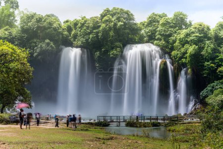 Téléchargez les photos : Vue de la cascade Detian ou Ban Gioc, Cao Bang, Vietnam. Ban Gioc cascade est l'une des 10 meilleures cascades dans le monde. Concept de voyage et paysage. - en image libre de droit