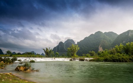 Téléchargez les photos : Paysage de ruisseaux clairs et de campagne, nature paisible à Trung Khanh, province de Cao Bang, Vietnam avec rivière, nature, rizières vertes. Près de la cascade Ban Gioc. Concept de voyage et paysage. - en image libre de droit