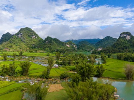 Téléchargez les photos : Paysage aérien dans la rivière Quay Son, Trung Khanh, Cao Bang, Vietnam avec nature, rizières vertes et maisons indigènes rustiques. Concept de voyage et paysage. - en image libre de droit
