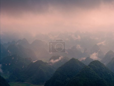 Téléchargez les photos : Vue aérienne de l'aube sur la montagne à Ngoc Con ward, ville de Trung Khanh, province de Cao Bang, Vietnam avec rivière, nature, rizières vertes. Près de la cascade Ban Gioc. Concept de voyage et paysage. - en image libre de droit