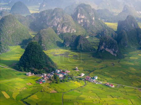 Téléchargez les photos : Vue aérienne de l'aube sur la montagne à Ngoc Con ward, ville de Trung Khanh, province de Cao Bang, Vietnam avec rivière, nature, rizières vertes. Près de la cascade Ban Gioc. Concept de voyage et paysage. - en image libre de droit