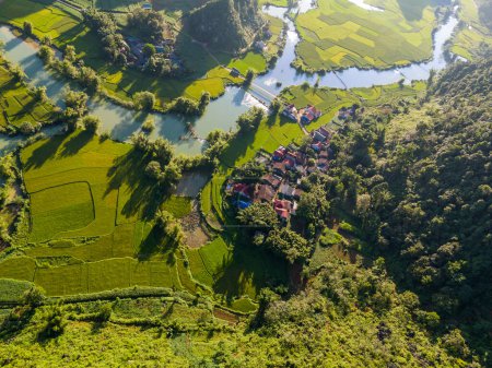 Téléchargez les photos : Paysage aérien dans la vallée du Phong Nam, un paysage extrême à la province de Cao bang, Vietnam avec rivière, nature, rizières vertes. Concept de voyage et paysage. - en image libre de droit