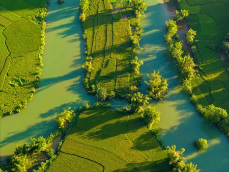 Téléchargez les photos : Paysage aérien dans la vallée du Phong Nam, un paysage extrême à la province de Cao bang, Vietnam avec rivière, nature, rizières vertes. Concept de voyage et paysage. - en image libre de droit