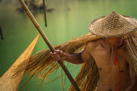 Téléchargez les photos : Vue des pêcheurs pêchant sur la rivière dans la montagne Thung à Tra Linh, province de Cao Bang, Vietnam avec lac, nuageux, nature. Concept de voyage et paysage. - en image libre de droit
