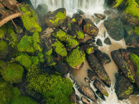 Téléchargez les photos : Vue aérienne de la cascade de Thac Voi - Eléphant, de la forêt et de la scène urbaine près de Dalat et Linh Une pagode au Vietnam. Nature et concept de voyage. - en image libre de droit