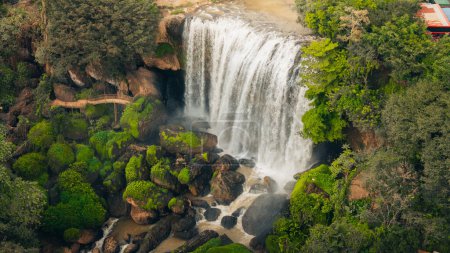 Téléchargez les photos : Vue aérienne de la cascade de Thac Voi - Eléphant, de la forêt et de la scène urbaine près de Dalat et Linh Une pagode au Vietnam. Nature et concept de voyage. - en image libre de droit