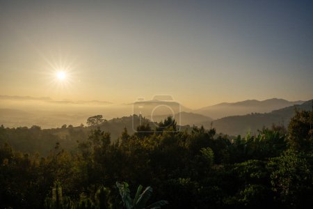 Fantastische Landschaft eines frühen Morgens, wenn der Sonnenuntergang über der Gebirgskette, Bao Loc Bezirk, Provinz Lam Dong, Vietnam. Reise- und Landschaftskonzept