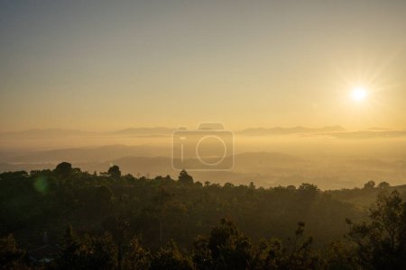 Téléchargez les photos : Décors fantaisistes d'une matinée matinale où le soleil se couche sur la chaîne de montagnes, district de Bao Loc, province de Lam Dong, Vietnam. Concept de voyage et paysage - en image libre de droit