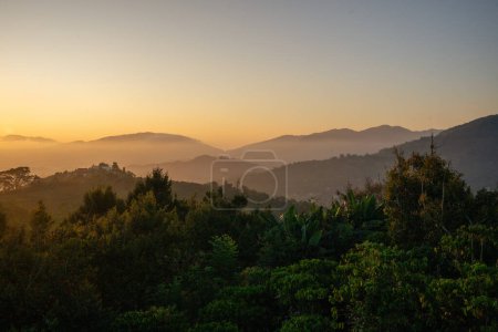 Téléchargez les photos : Décors fantaisistes d'une matinée matinale où le soleil se couche sur la chaîne de montagnes, district de Bao Loc, province de Lam Dong, Vietnam. Concept de voyage et paysage - en image libre de droit