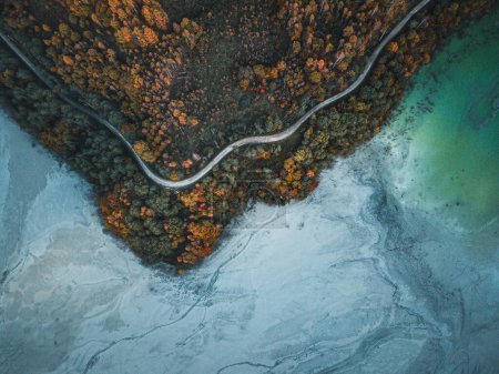 Foto de Catástrofe ecológica, vista aérea de un lago lleno de residuos químicos de la explotación de minas de cobre por drones. Geamana, Rosia Montana, Rumania - Imagen libre de derechos