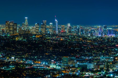 Téléchargez les photos : Les gratte-ciel de Los Angeles la nuit - en image libre de droit