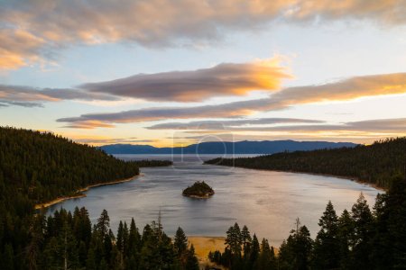 Foto de Emerald Bay Lake Tahoe al amanecer - Imagen libre de derechos