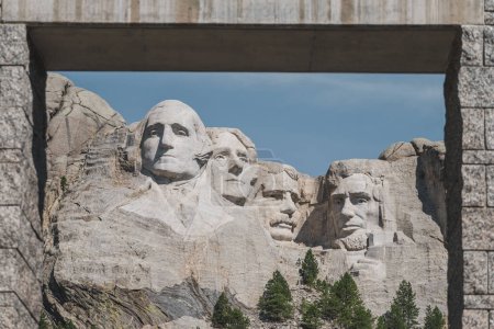 Foto de Un arco que enmarca el monte. Rushmore, con los rostros de cuatro famosos presidentes estadounidenses tallados en la ladera de la montaña - Imagen libre de derechos