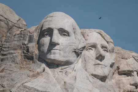 Foto de Vista de cerca del monte. Rushmore, con los rostros de cuatro famosos presidentes estadounidenses tallados en la ladera de la montaña - Imagen libre de derechos