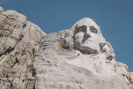 Foto de Vista de cerca de George Washington tallada en la ladera de la montaña en Mt. Rushmore. - Imagen libre de derechos