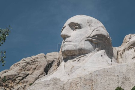 Foto de Vista de cerca de George Washington tallada en la ladera de la montaña en Mt. Rushmore. - Imagen libre de derechos