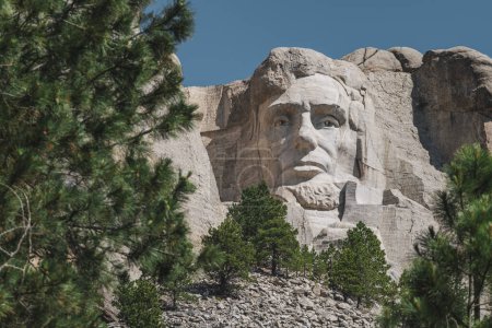 Foto de Vista de cerca de Abraham Lincoln tallado en la ladera de la montaña en Mt. Rushmore. - Imagen libre de derechos